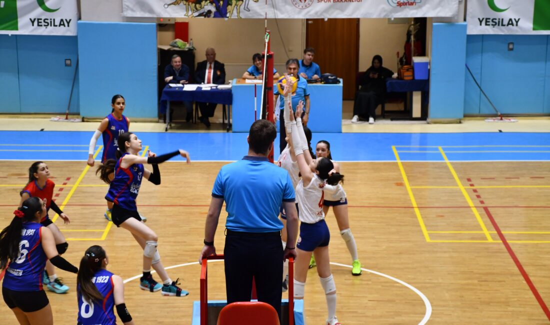 Küçük Kızlar Voleybol Kulüp Müsabakaları, Tınaztepe Spor Salonunda başladı.