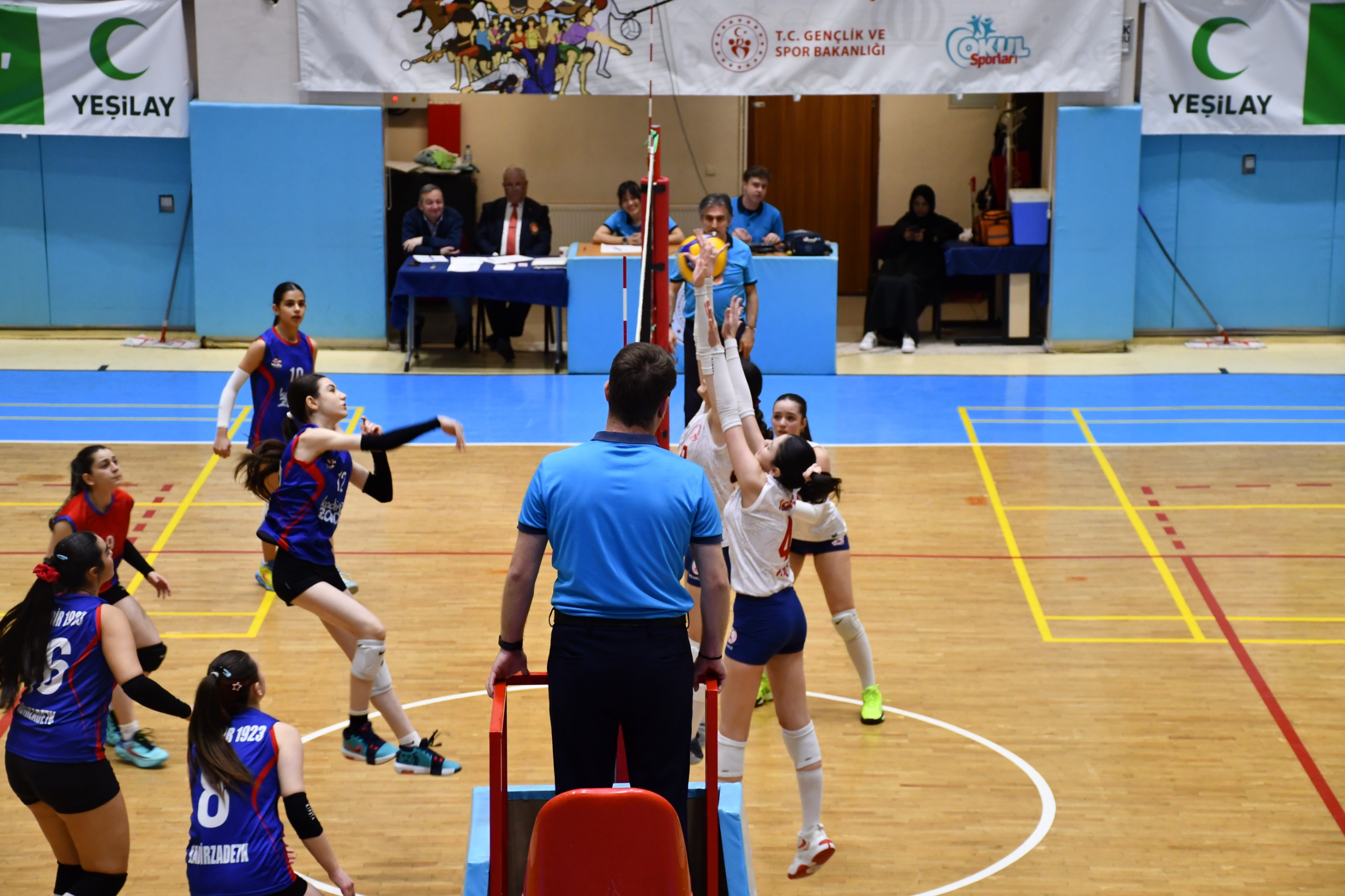Küçük Kızlar Voleybol Kulüp Müsabakaları, Tınaztepe Spor Salonunda başladı.