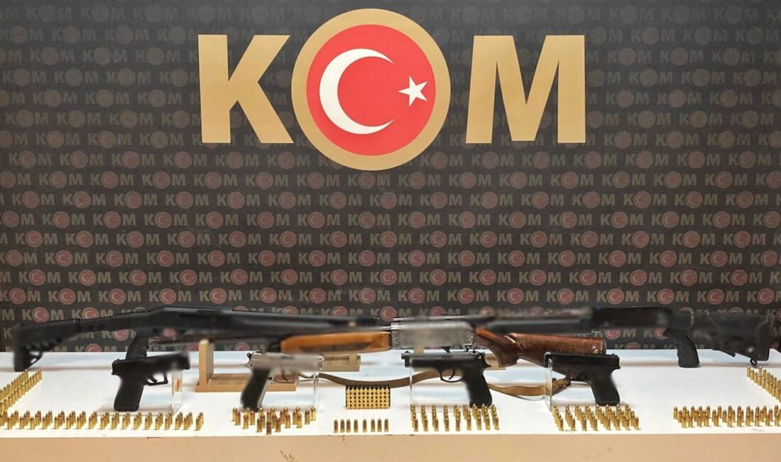 Afyonkarahisar’da silah kaçakçılığına yönelik yürütülen çalışmalar kapsamında düzenlenen operasyonda çok