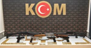Afyonkarahisar’da silah kaçakçılığına yönelik yürütülen çalışmalar kapsamında düzenlenen operasyonda çok