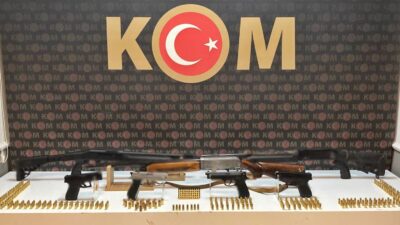 Afyonkarahisar’da silah kaçakçılığına yönelik yürütülen çalışmalar kapsamında düzenlenen operasyonda çok