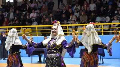 Afyonkarahisar’da düzenlenen Kulüpler Arası Halk Oyunları müsabakaları, Çiğiltepe Spor Salonu’nda