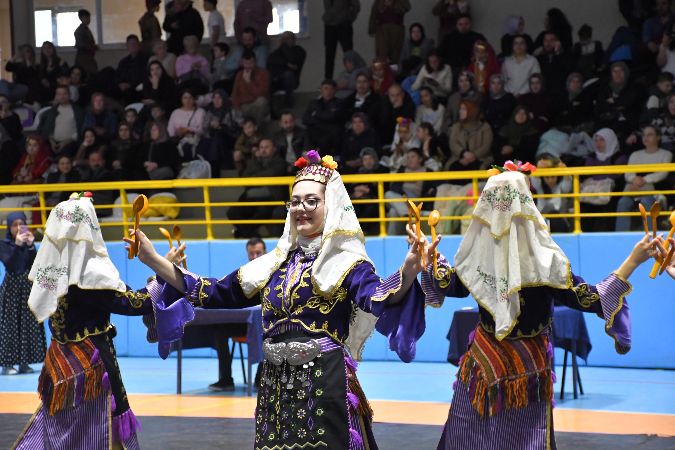 Afyonkarahisar’da düzenlenen Kulüpler Arası Halk Oyunları müsabakaları, Çiğiltepe Spor Salonu’nda