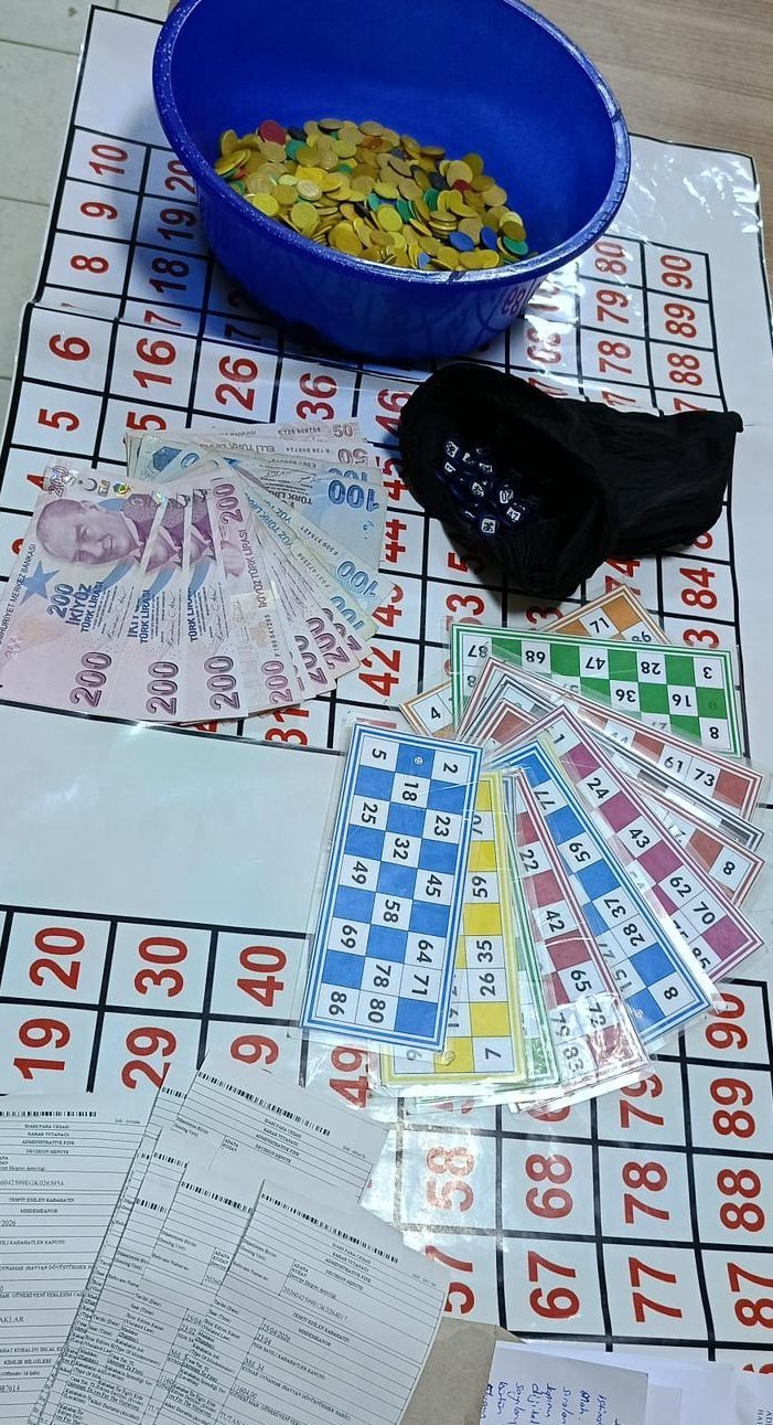 Adana'nın Kozan ilçesinde kumar oynatıldığı belirlenen adreslere yönelik eş zamanlı