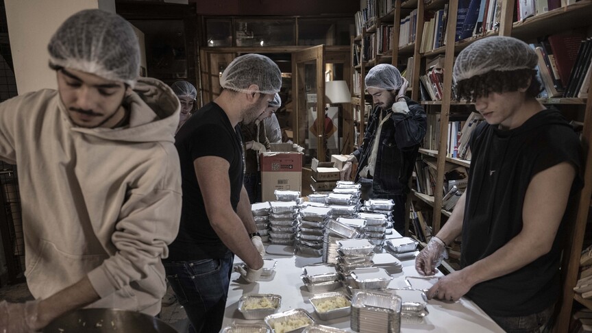 Lübnan'da, İsrail saldırıları nedeniyle yerinden edilen aileler, kurulan çadırlarda ve