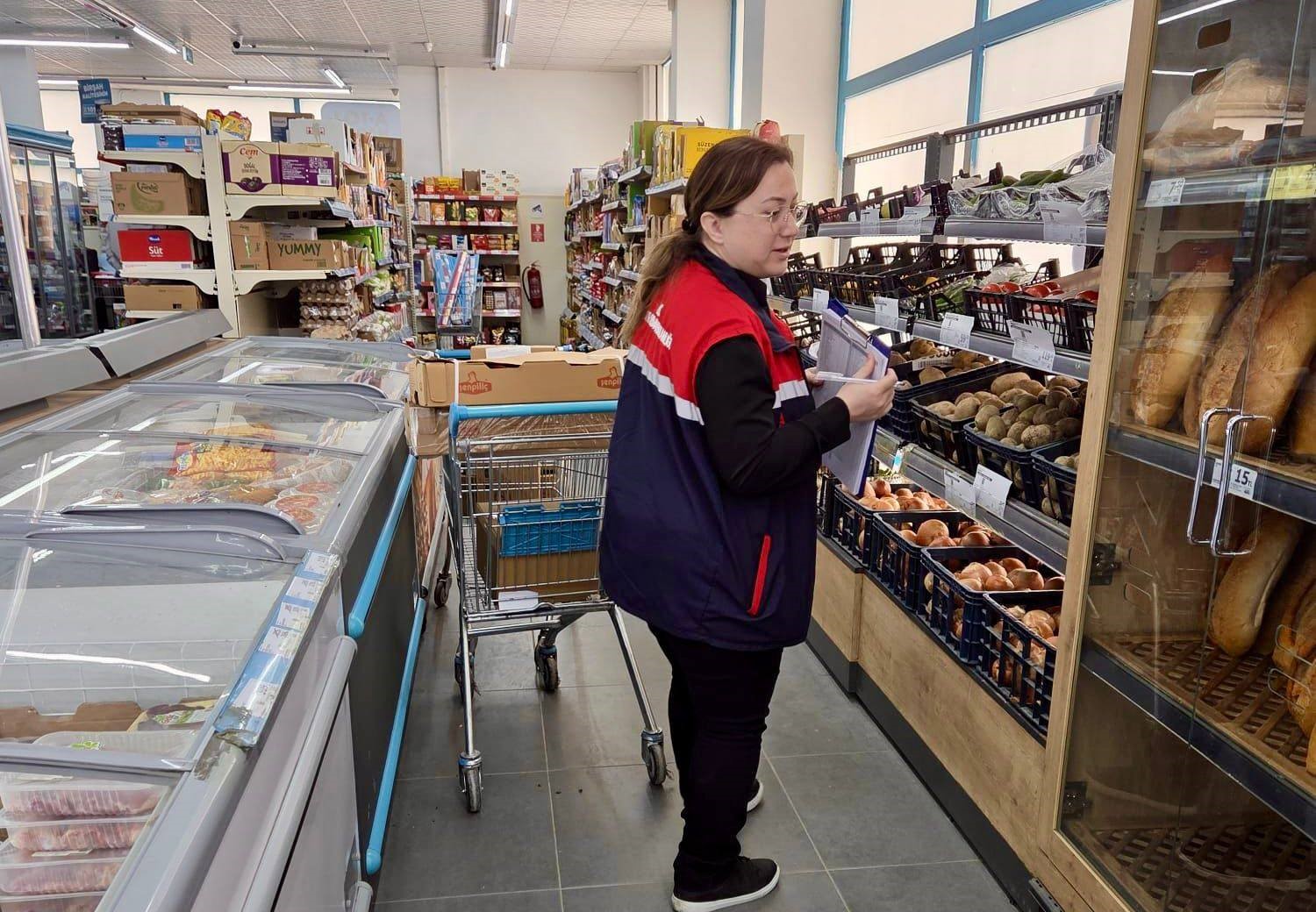 Afyonkarahisar’da marketlere yönelik gerçekleştirilen fiyat denetimleri devam ediyor.