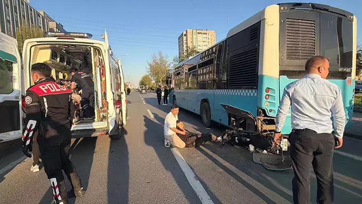 Tekirdağ'ın Çorlu ilçesinde durakta yolcu almak üzere duran otobüse arkadan