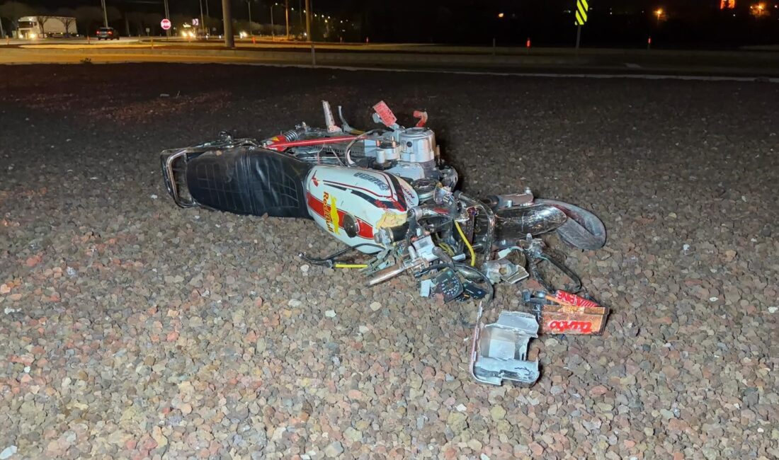 Afyonkarahisar’da kontrolden çıkarak orta refüje çarpıp ardından parçalanan motosiklette 2