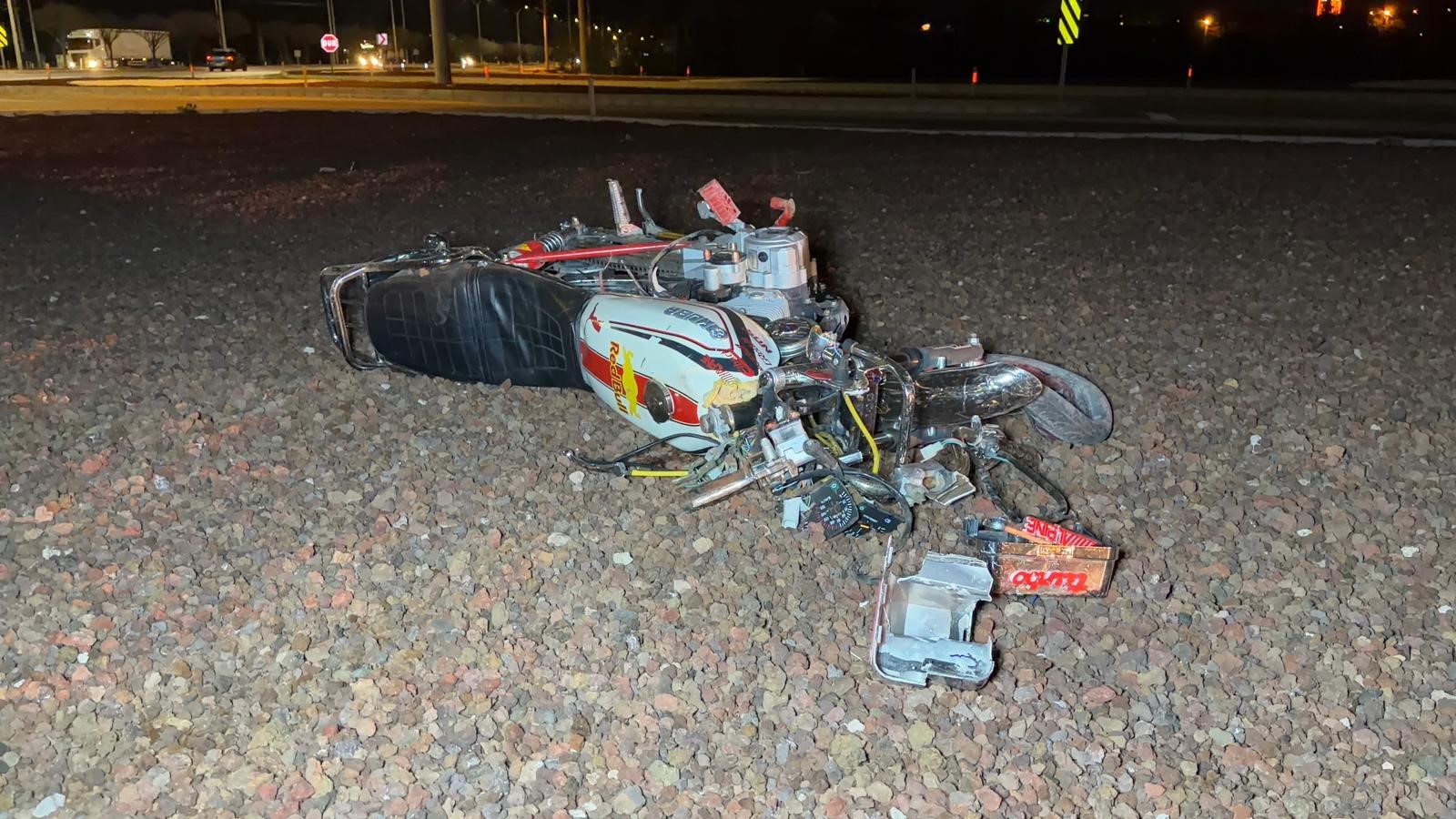 Afyonkarahisar’da kontrolden çıkarak orta refüje çarpıp ardından parçalanan motosiklette 2