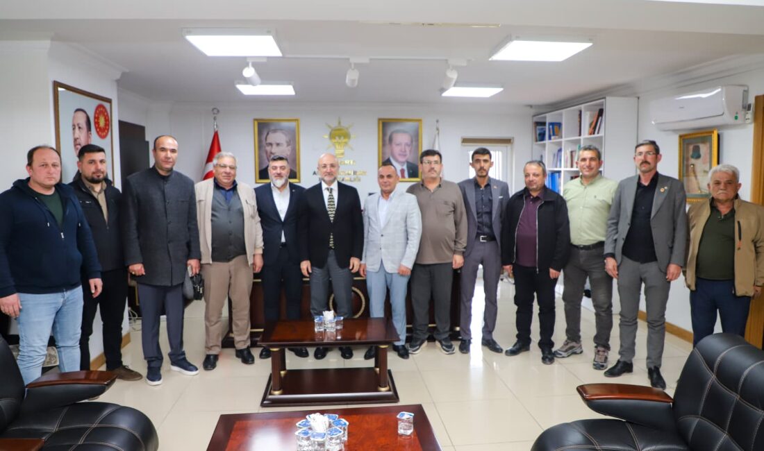 Afyonkarahisar Muhtarlar Derneği Başkanı Suat Uygur ve beraberindeki 11 mahalle