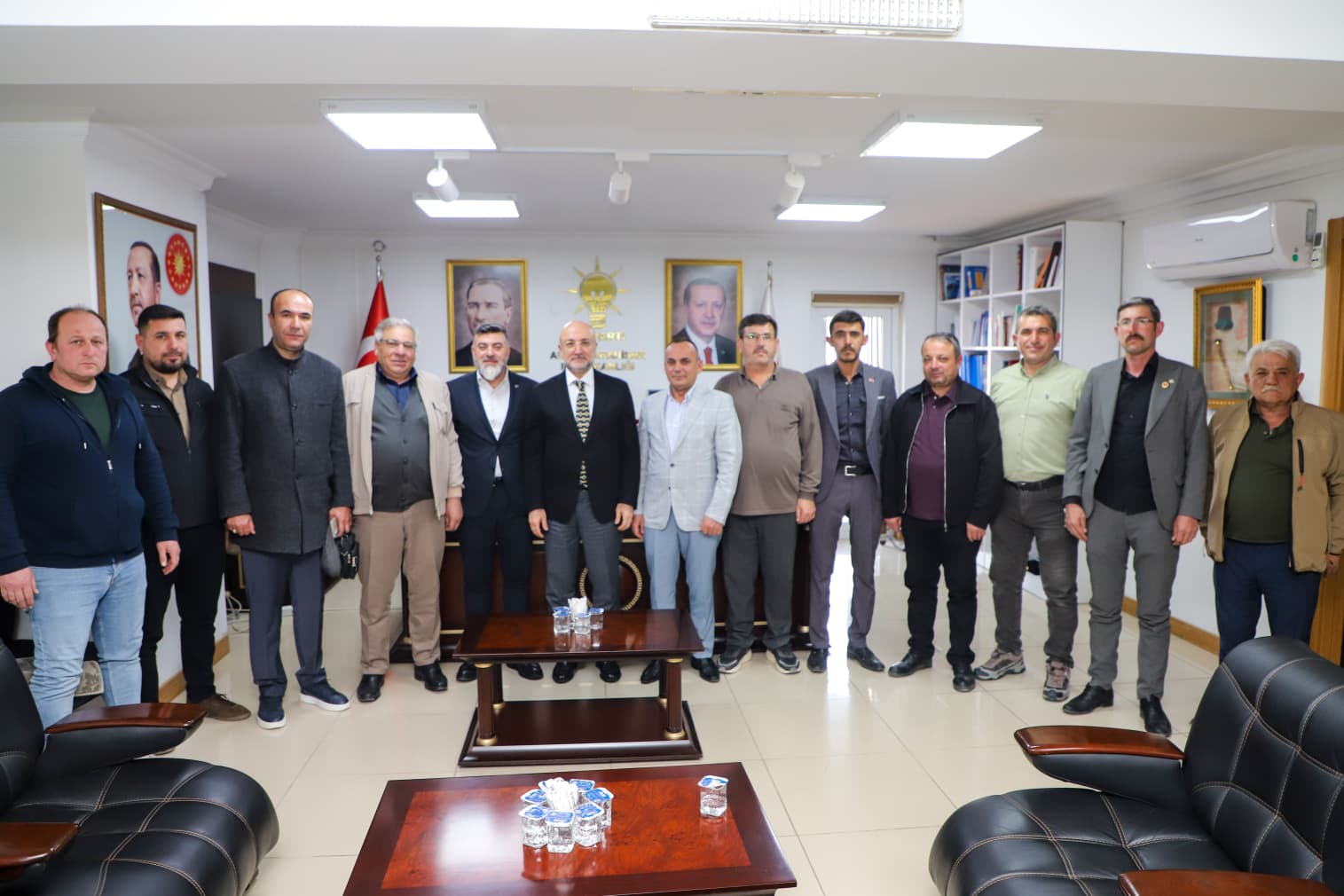 Afyonkarahisar Muhtarlar Derneği Başkanı Suat Uygur ve beraberindeki 11 mahalle