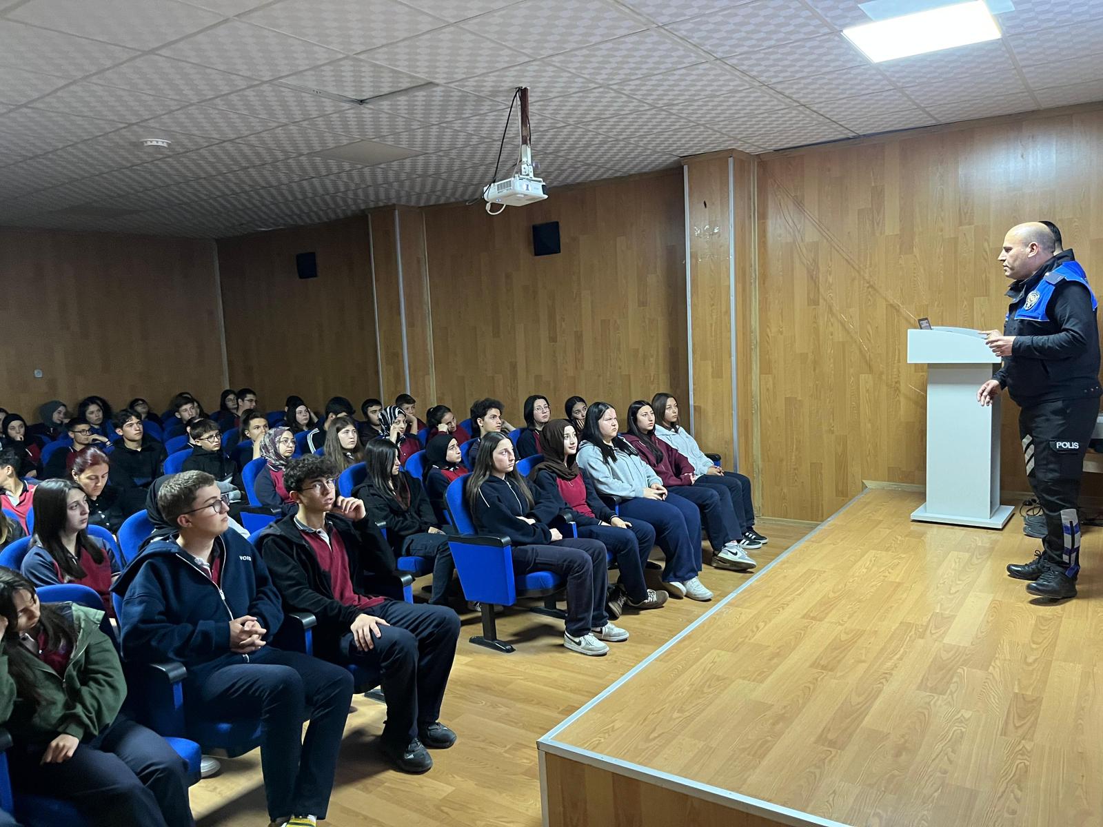 Afyonkarahisar İl Emniyet Müdürlüğü ekipleri tarafından, gençlerin güvenlik konularında bilinçlendirilmesi