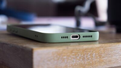 İngiltere hükümeti, kararı okul yönetimlerine bırakan ve bağlayıcı olmayan cep