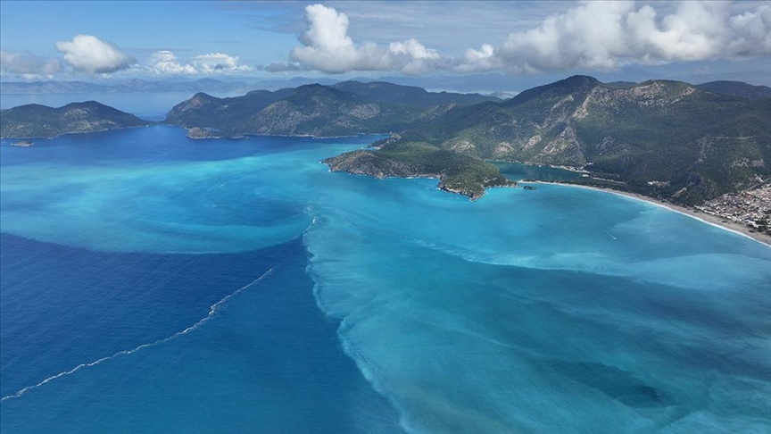 Muğla'nın Fethiye ilçesinde etkili olan yağışın ardından dünyaca ünlü Ölüdeniz'in