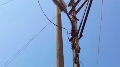 Afyonkarahisar’da kontrolden çıkarak orta refüjdeki elektrik direğine çarpan otomobilde 2