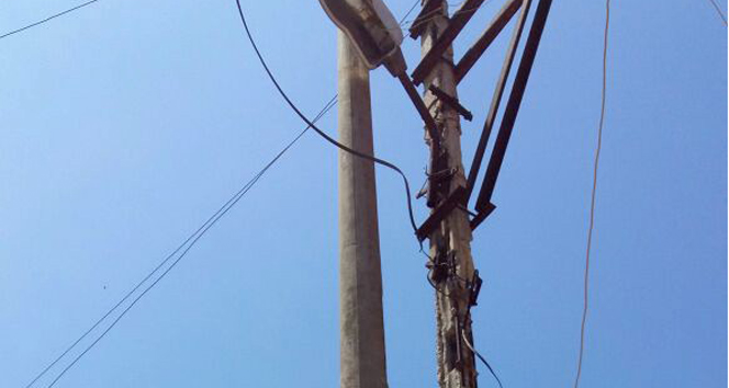 Afyonkarahisar’da kontrolden çıkarak orta refüjdeki elektrik direğine çarpan otomobilde 2