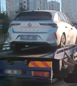 Başakşehir'de hırsızlık olayına karıştığı belirlenen şüphelinin kullandığı otomobil, polisin 'dur'