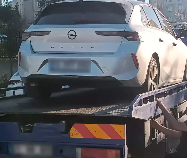 Başakşehir'de hırsızlık olayına karıştığı belirlenen şüphelinin kullandığı otomobil, polisin 'dur'