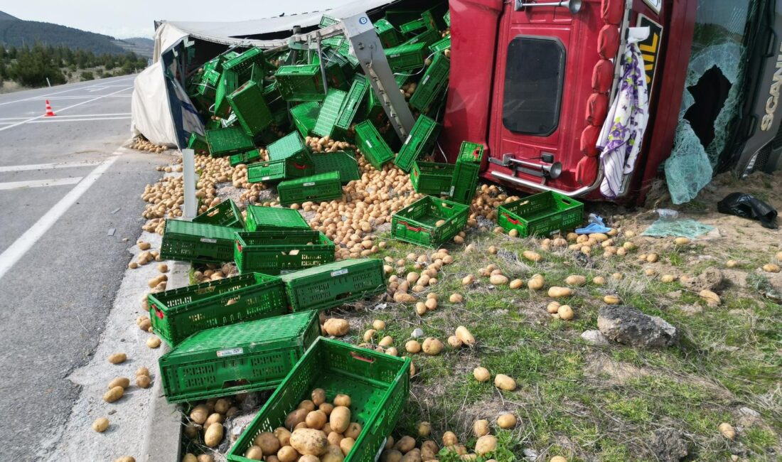 Afyonkarahisar’da yaklaşık 20 ton patates yüklü tırın devrilmesi sonucu 3