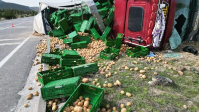 Afyonkarahisar’da yaklaşık 20 ton patates yüklü tırın devrilmesi sonucu 3
