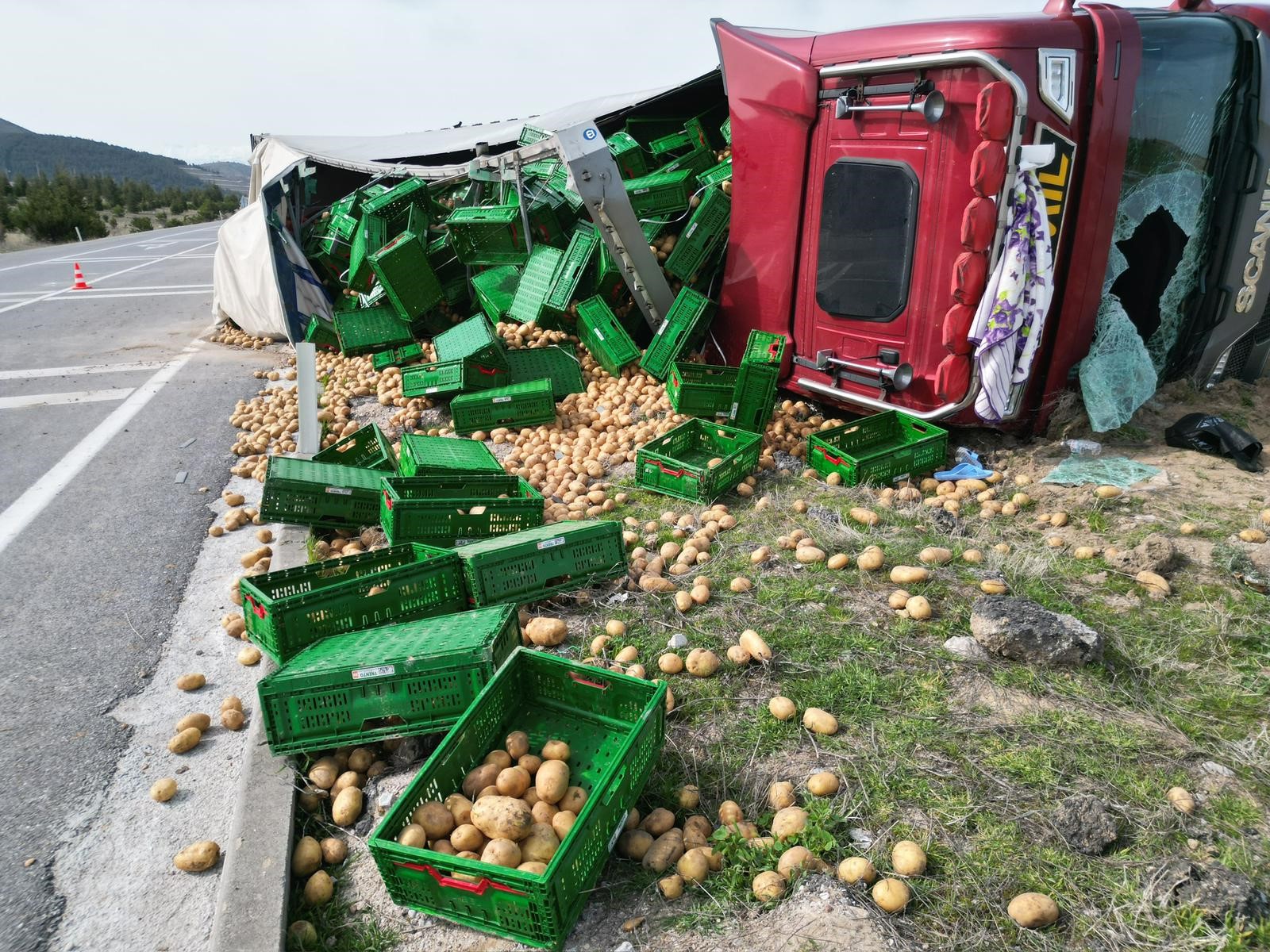 Afyonkarahisar’da yaklaşık 20 ton patates yüklü tırın devrilmesi sonucu 3