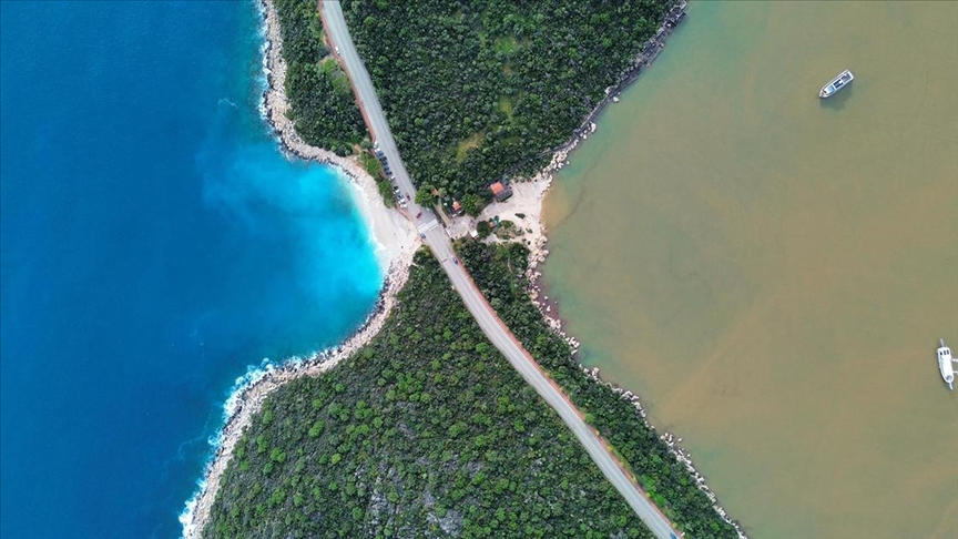 Antalya'nın Kaş ilçesinde etkili olan yağışın ardından deniz suyunun bir