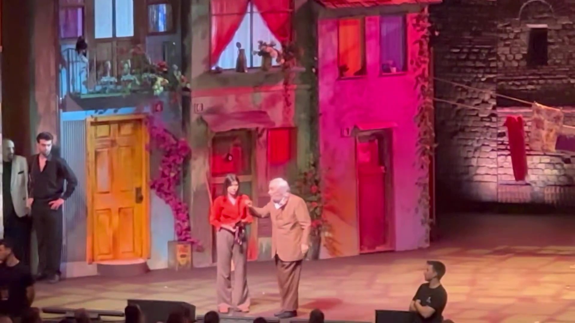 Müjdat Gezen, bu akşam sahnelenmesi beklenen 'Gırgıriye Müzikali' öncesinde rahatsızlanarak