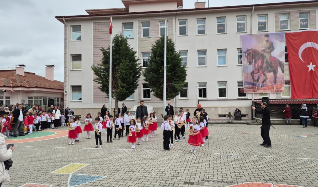 Afyonkarahisar’da bulunan Şehit Ayhan Sarıçiçek İlkokulu’nda, 23 Nisan Ulusal Egemenlik