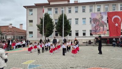 Afyonkarahisar’da bulunan Şehit Ayhan Sarıçiçek İlkokulu’nda, 23 Nisan Ulusal Egemenlik