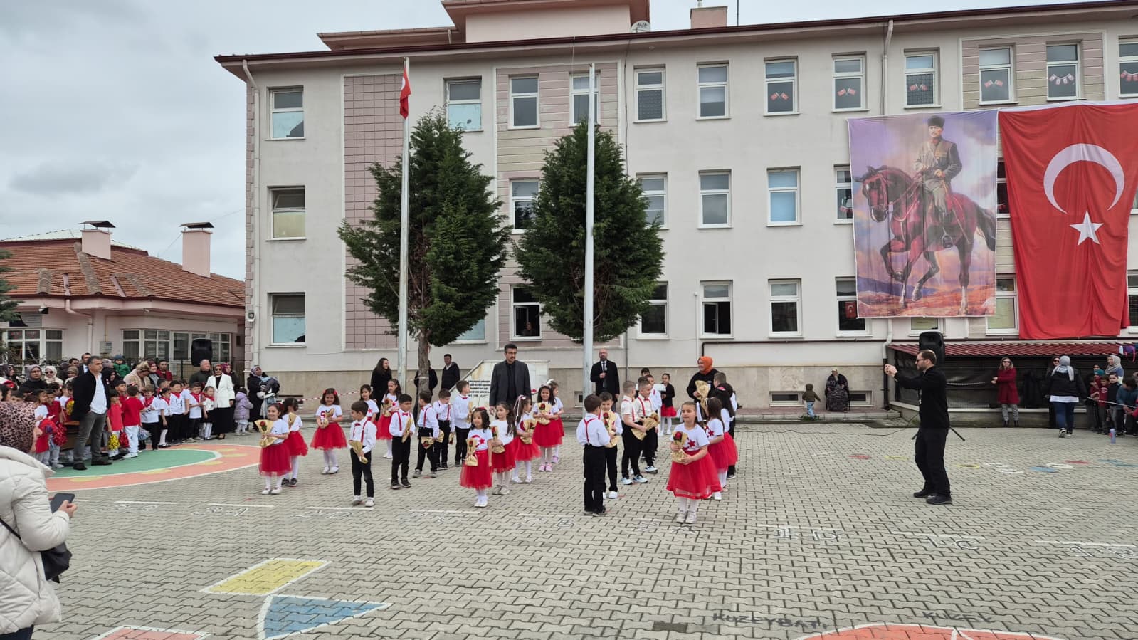 Afyonkarahisar’da bulunan Şehit Ayhan Sarıçiçek İlkokulu’nda, 23 Nisan Ulusal Egemenlik