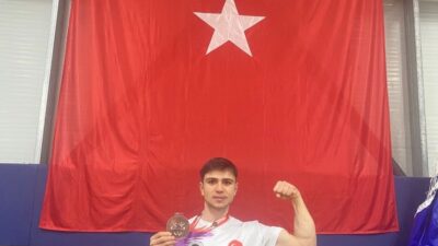 Türkiye Bilek Güreşi Gençler Şampiyonası'nda heyecan dolu mücadeleler geride kalırken,