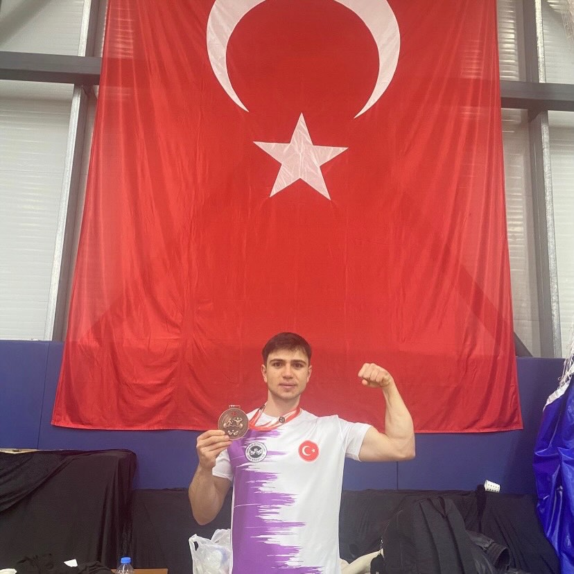 Türkiye Bilek Güreşi Gençler Şampiyonası'nda heyecan dolu mücadeleler geride kalırken,