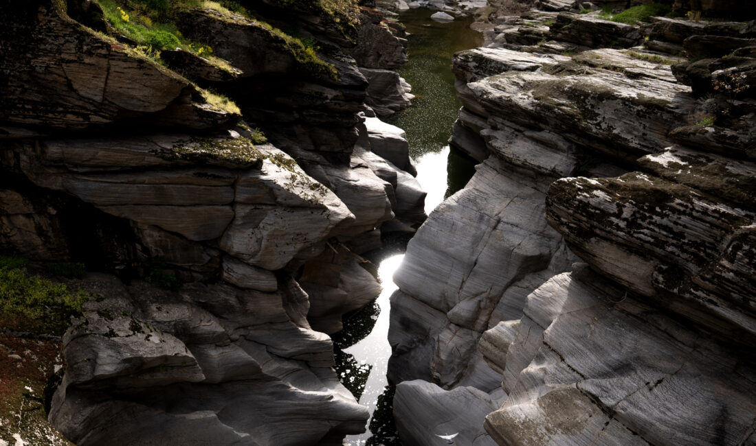 Uşak'ta, girintili çıkıntılı kayaç yapısıyla eşsiz bir manzara sunan Taşyaran