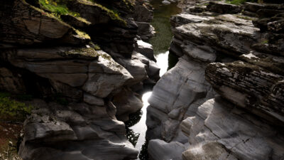 Uşak'ta, girintili çıkıntılı kayaç yapısıyla eşsiz bir manzara sunan Taşyaran