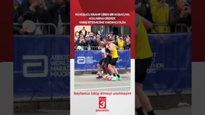 İki koşucu kramp giren bir koşucuya kollarına girerek yarışı bitirmesine