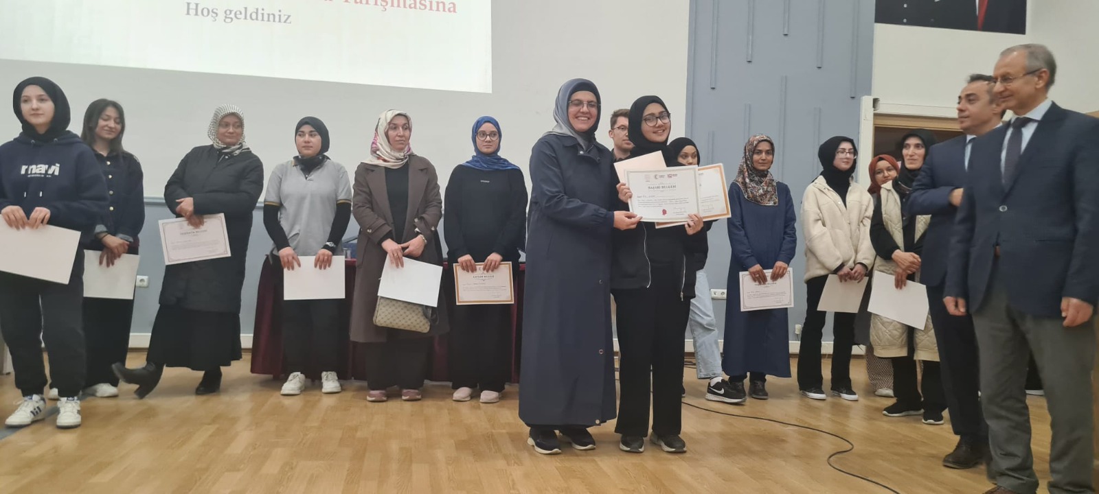 Afyon Lisesi Din öğretimi Genel Müdürlüğü'nün yaptığı yarışmalarda takım halinde