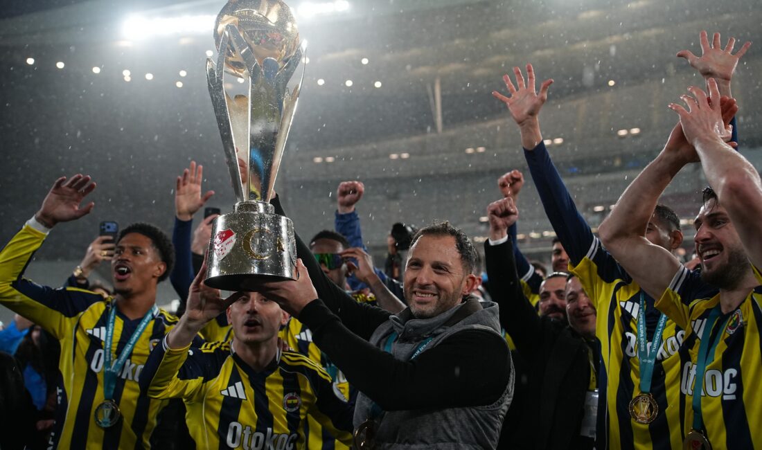Fenerbahçe, Teknik Direktör Domenico Tedesco ile yollarını ayırdı. Sarı-lacivertlilerde Süper