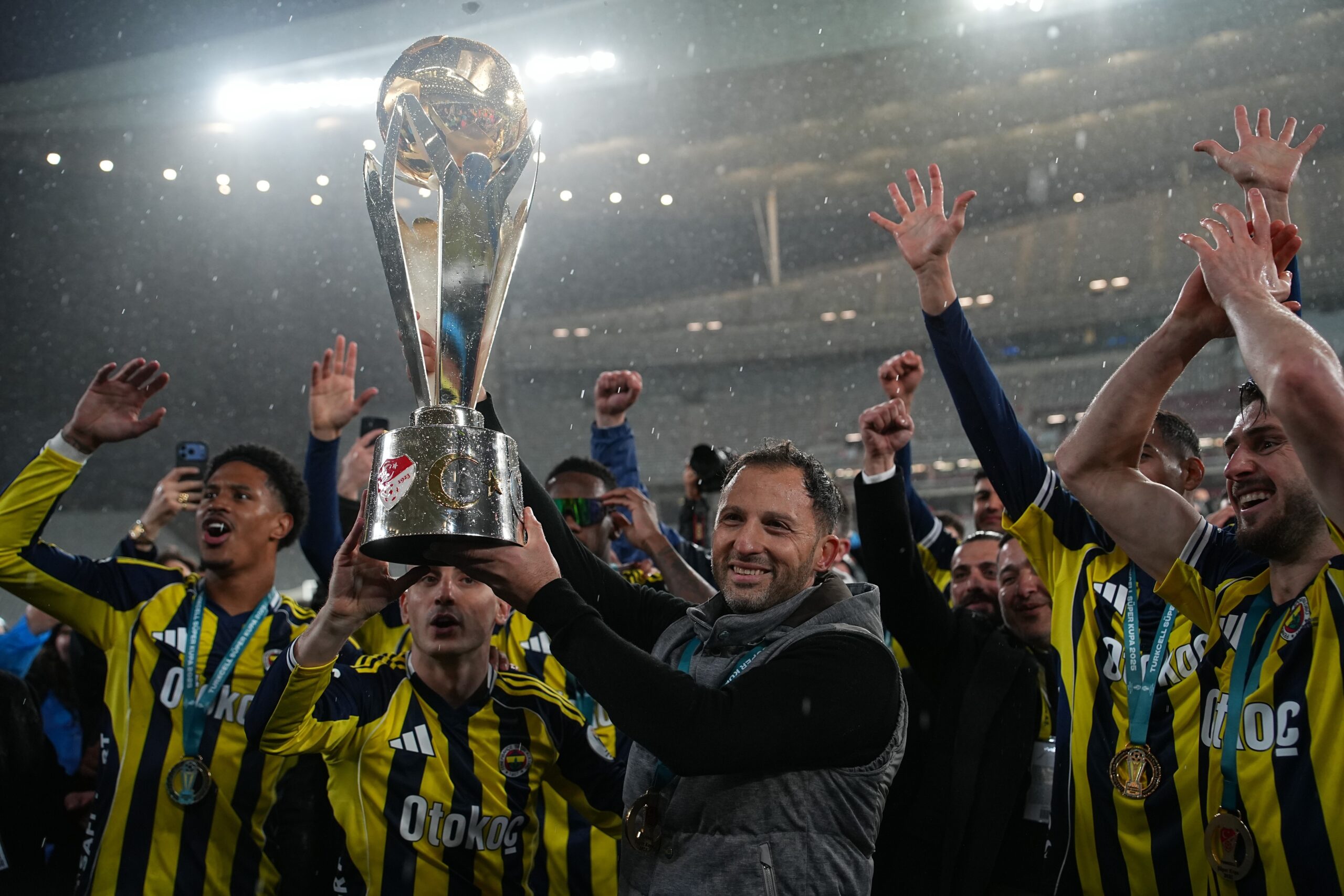 Fenerbahçe, Teknik Direktör Domenico Tedesco ile yollarını ayırdı. Sarı-lacivertlilerde Süper
