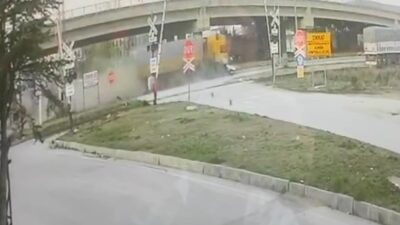 Konya'nın Ilgın ilçesinde tırın çarparak sürüklediği otomobilin sürücüsü hayatını kaybetti.