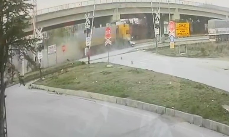 Konya'nın Ilgın ilçesinde tırın çarparak sürüklediği otomobilin sürücüsü hayatını kaybetti.