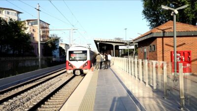Bazı raylı sistemler, metro hatları ile belediye toplu taşıma araçlarından