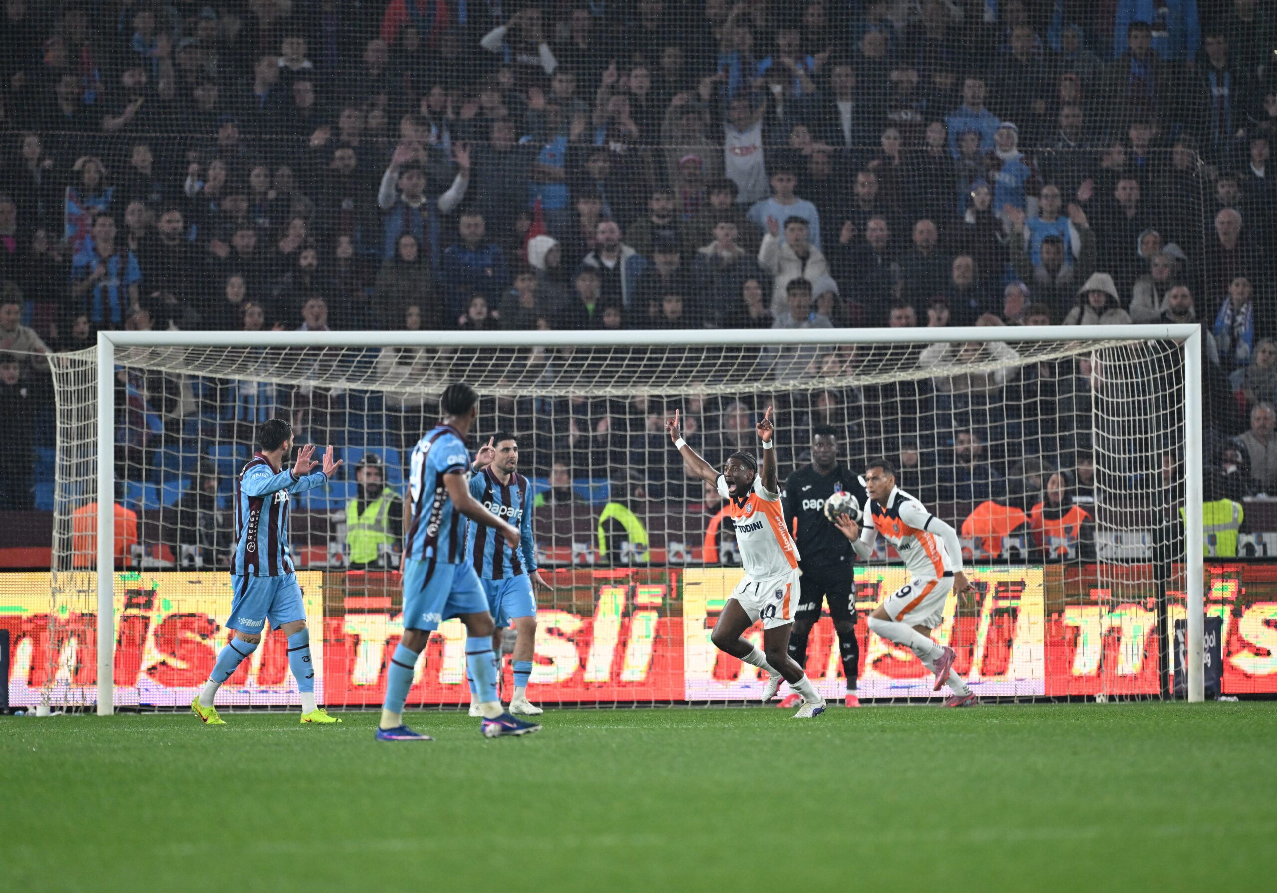 Trendyol Süper Lig'in 30. haftasında Trabzonspor ile RAMS Başakşehir ​​​​​​​1-1