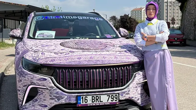 Bursa’da yaşayan ve 10 yıldır hayatının her alanında mor rengi