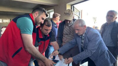 Afyonkarahisar’ın iki ilçesinde üreticilere hibe destekli ayçiçeği tohumu dağıtımı yapıldı.