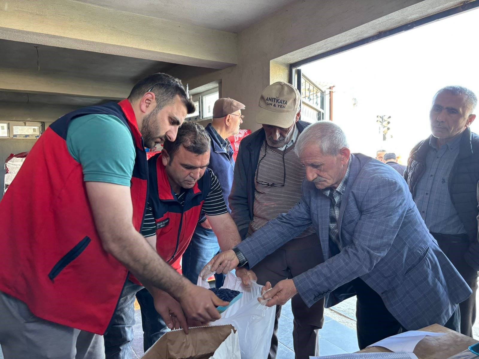 Afyonkarahisar’ın iki ilçesinde üreticilere hibe destekli ayçiçeği tohumu dağıtımı yapıldı.