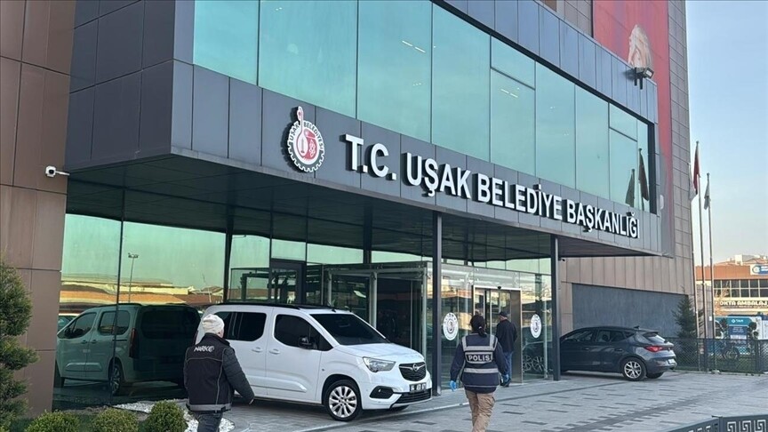 Uşak Belediyesine yönelik rüşvet soruşturması kapsamında düzenlenen operasyonda 25 zanlı