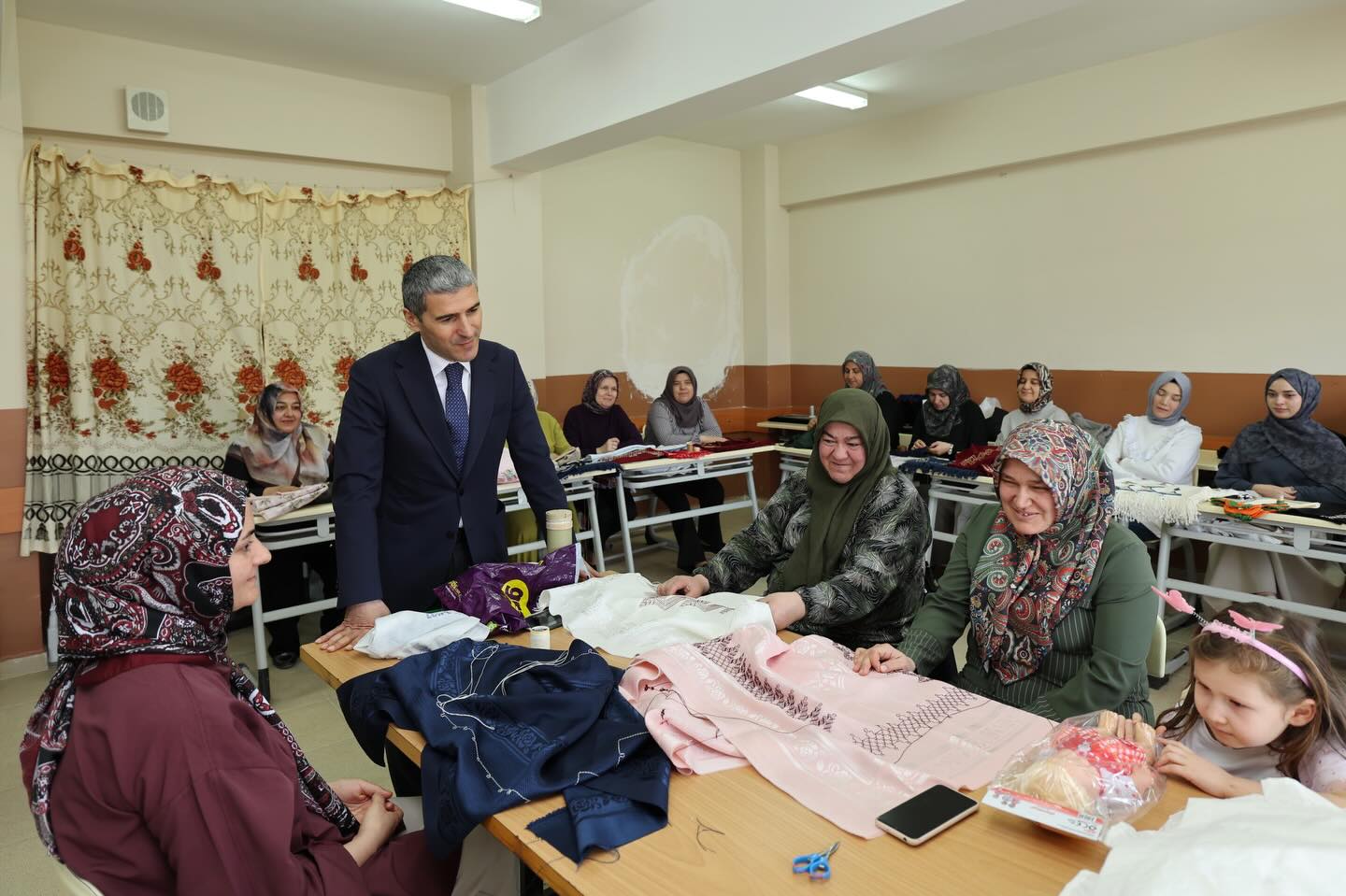 Afyonkarahisar Valisi Dr. Naci Aktaş, İhsaniye ilçesinde gerçekleştirdiği kapsamlı ziyaret