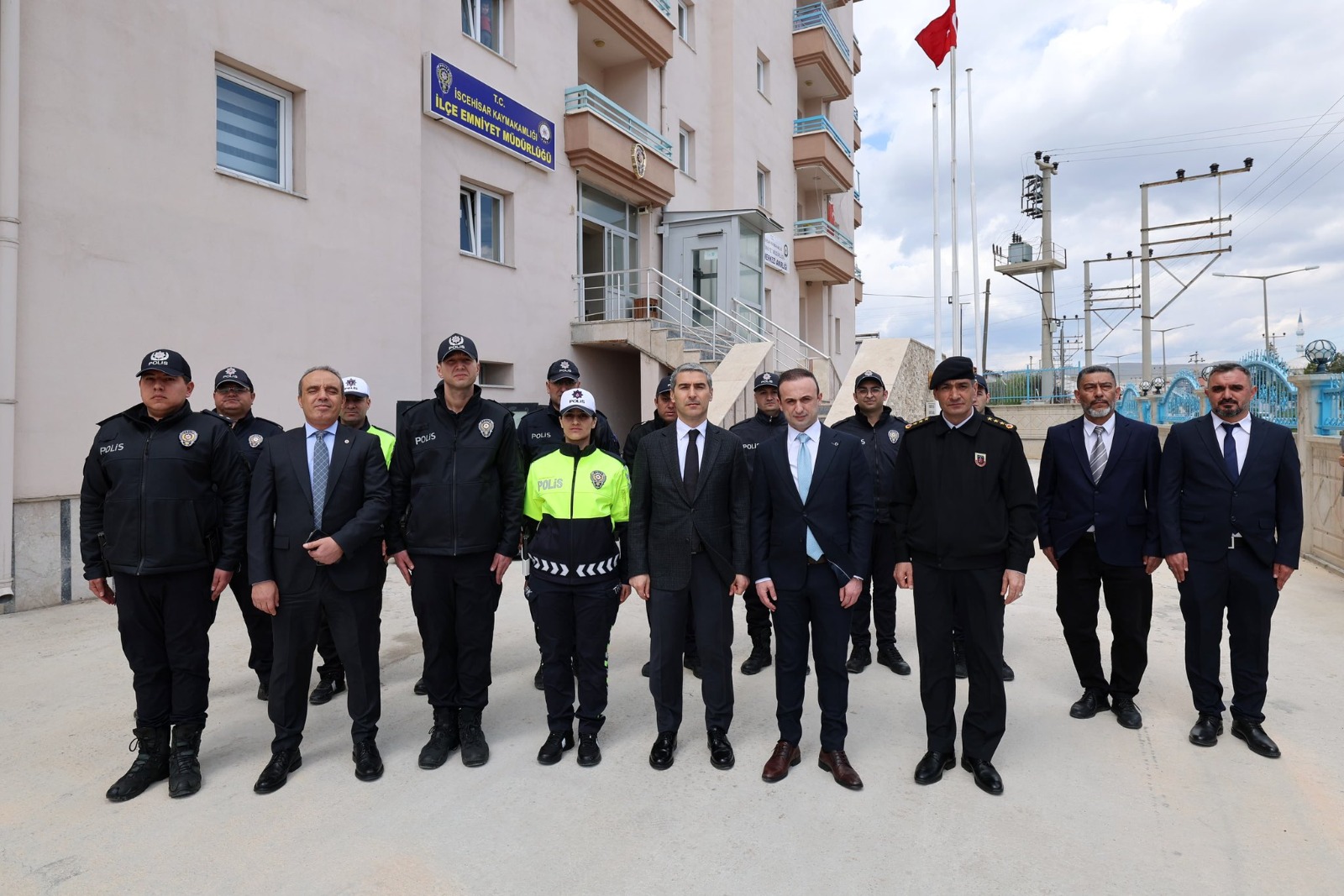 Afyonkarahisar Valisi Naci Aktaş, İscehisar İlçe Emniyet Müdürlüğü’nü ziyaret ederek