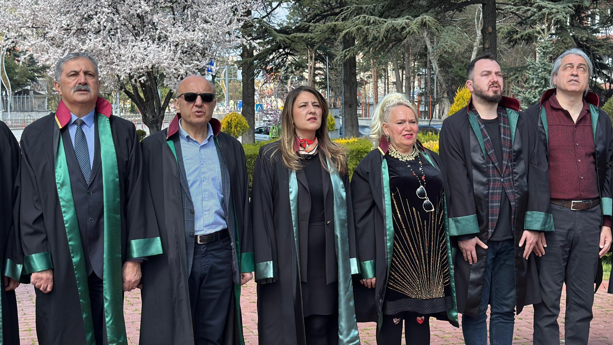 5 Nisan Avukatlar Günü dolayısıyla Afyonkarahisar Barosu tarafından Kocatepe Parkı’nda