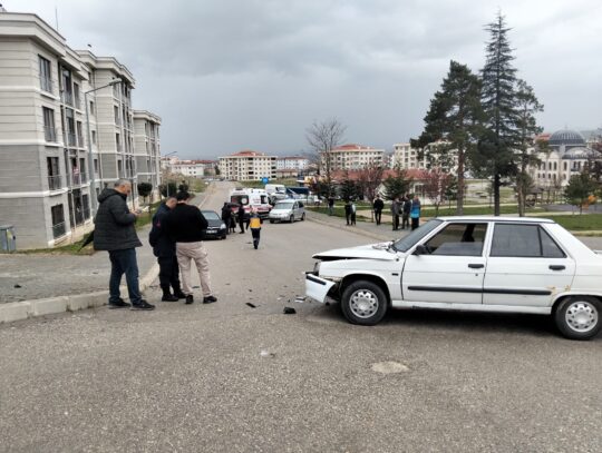 Afyonkarahisar merkez Zafer TOKİ konutları bölgesindeki ana yolda, sabah saatlerinde